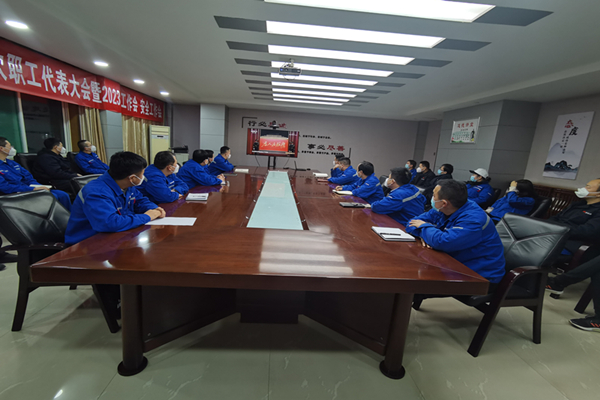新泰能源公司组织寓目反腐倡廉专题片《永远吹冲锋号》.jpg