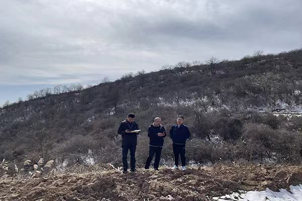 铜川分公司对陕西金源招贤矿业有限公司2306事人情防治攻击地压项目开展野外踏勘.jpg