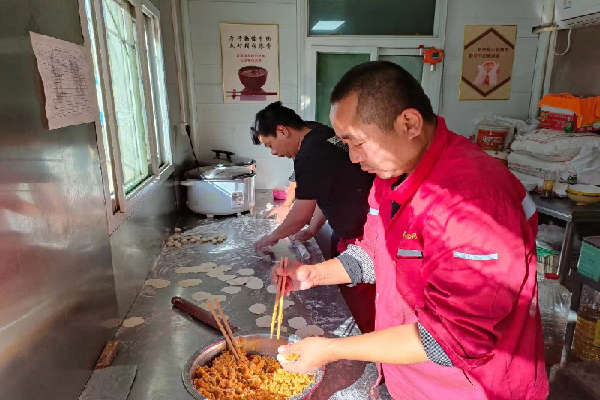 共度“五一”·乌海：饺子进井场，，，，，温暖送下层.png