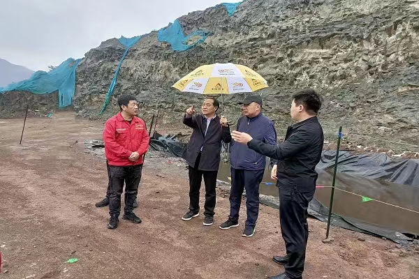 乌海能源公司到铜川分公司TR-02H井场检查指导事情.jpg