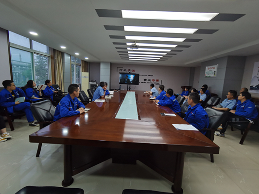 新泰能源公司组织党员干部寓目警示教育片.jpg
