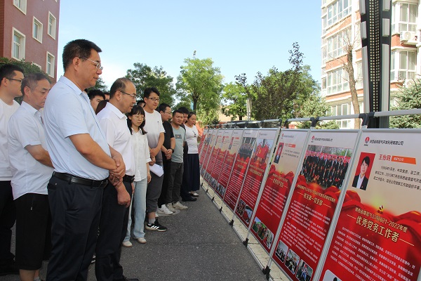学典范 树模范 争一流——榆林分公司开展“两优一先”先进事迹展.JPG