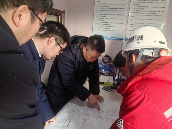 胡家河矿业总工程师焦彪一行到钻采分公司承揽施工的402101事人情防治项目调研指导事情.jpg