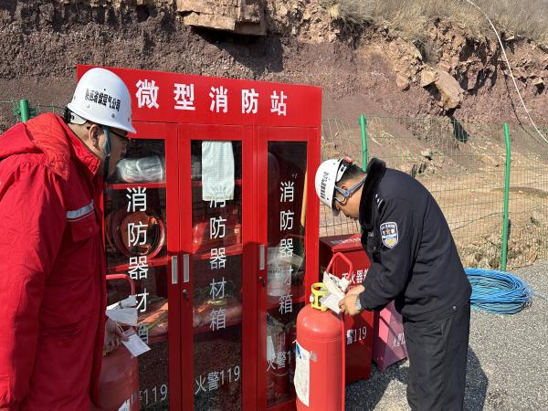 钻采分公司：王峰派出所到韩城王峰3号井场开展消防清静专项行动-1.jpg