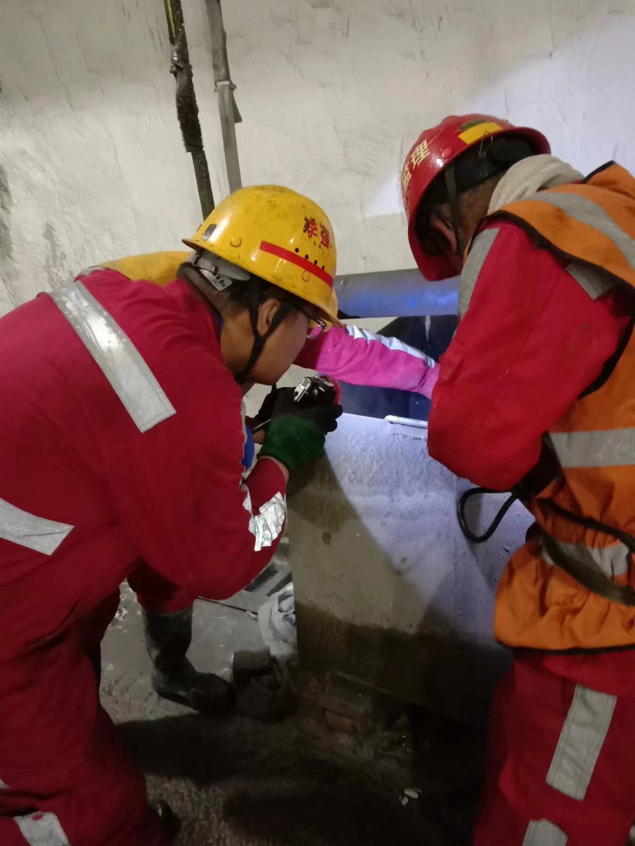 韩城分公司 曹家滩煤矿大断面斜井过松散层砂化段综合防治水手艺研究项目通过验收.png